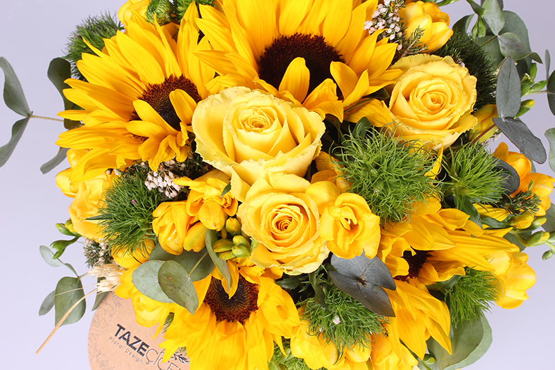 Sunflowers And Roses Çiçek Aranjmanı